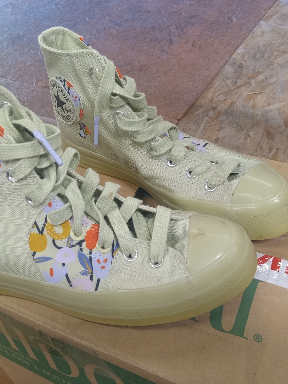 Womens Converse High Top - Picture 2 of 4
